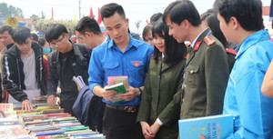 Gian trại đổi sách của Học viện An ninh thu hút độc giả