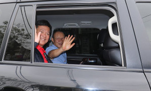 HLV Park Hang Seo diễu hành cùng CĐV Hải Phòng trước trận gặp HAGL