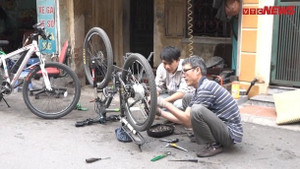 Người đàn ông Hà Nội 'phù phép' xe đạp thành xe điện kiếm hàng chục triệu mỗi tháng