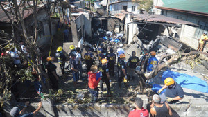 Máy bay lao thẳng vào nhà dân, hàng loạt người thiệt mạng