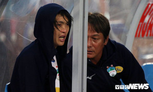 Tuấn Anh ôm mặt đau đớn, rời sân bằng cáng