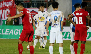 Video: Xuân Trường đá phạt khiến Văn Lâm chôn chân nhìn bóng vào lưới