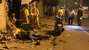 Lái xe máy đâm sập tường nhà dân, 2 nam thanh niên chết tại chỗ