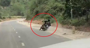 Clip: Say xỉn, người đàn ông loạng choạng lái xe máy rồi tự ngã