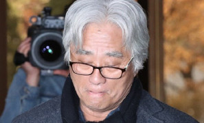 Cảnh sát triệu tập đạo diễn tuổi U70 bị tố cưỡng hiếp 16 sao nữ