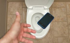 Dùng điện thoại 30 phút trong toilet, nam thanh niên bị liệt hoàn toàn