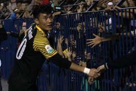 HLV Park Hang Seo xuống tận sân dặn dò, CĐV vây kín phòng thay đồ chờ Bùi Tiến Dũng