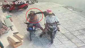 Clip: Người phụ nữ bị giật dây chuyền 2 lần trong vài giây ở Sài Gòn