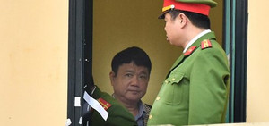 Hình ảnh ông Đinh La Thăng trong ngày đầu xét xử vụ án góp 800 tỷ đồng vào Oceanbank