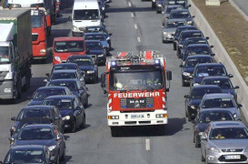 Xem tài xế nước ngoài nhường đường cho xe cứu hỏa