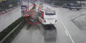 Clip: Khoảnh khắc xe khách đâm xe cứu hỏa trên cao tốc Pháp Vân - Cầu Giẽ