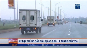 Clip: Cận cảnh xe đặc chủng dẫn giải bị cáo Đinh La Thăng đến tòa