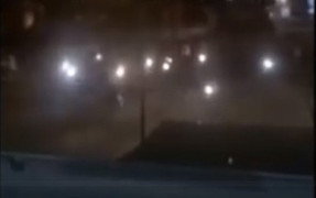 Nhóm học sinh hỗn chiến như côn đồ trong đêm ở TP.HCM