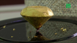 Cận cảnh miếng chocolate đắt nhất hành tinh luôn có 2 người canh giữ