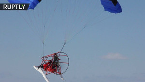 Video: Cử tri Nga dùng dù lượn bay đến điểm bỏ phiếu bầu tổng thống