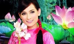 Video: Đang hát, Phi Nhung bị khán giả lên sân khấu đòi trả 1 cây vàng