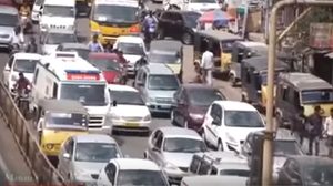 Video: Không được nhường đường, cô gái chết trên chết xe cứu thương