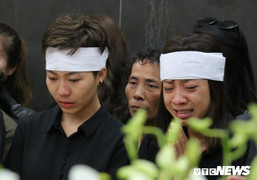 Video: Người thân khóc ngất bên linh cữu chiến sĩ PCCC hy sinh khi làm nhiệm vụ trên cao tốc