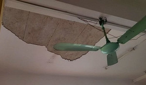 Clip: Cận cảnh mảng vữa lớn sập xuống giữa phòng học ở Hà Nội