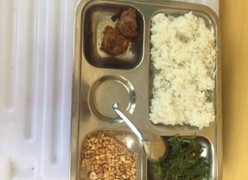 Hà Nội: Bữa ăn học sinh lớp 2 chỉ 2 miếng chả, ít lạc rang xôn xao mạng xã hội