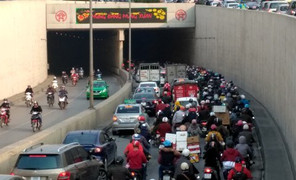 Người nộp lệ phí trước bạ ô tô, xe máy có thể nộp bằng hình thức điện tử