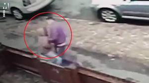 Clip: Bé gái 12 tuổi vật lộn với tên cướp to khỏe để giành lại điện thoại