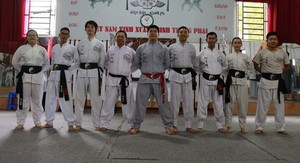 Sư huynh Flores sẵn sàng bay sang Trung Quốc đại chiến Từ Hiểu Đông