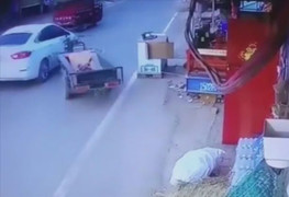 Video: Xe không người lái lạng lách, gây tai nạn rồi quay đầu bỏ chạy