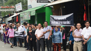 Bà con quê nhà xếp hàng từ sáng sớm đón nguyên Thủ tướng Phan Văn Khải về với đất mẹ Củ Chi