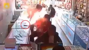 Hãi hùng cảnh điện thoại nổ, phụt lửa ngay sát mặt người dùng