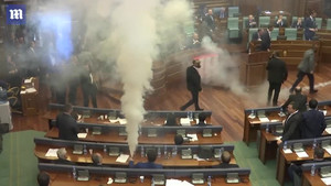Video: Nghị sỹ Kosovo ném lựu đạn cay khắp quốc hội