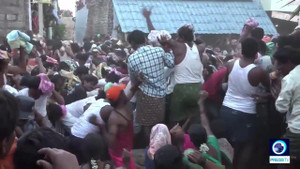 Clip: Hàng trăm người cật lực ném phân bò vào nhau đến bầm dập ở Ấn Độ