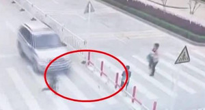 Clip: Mẹ mải bấm điện thoại, con một mình chạy qua đường bị ô tô tông