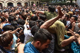 Video: Thanh niên trèo lên đầu, bạt tai nhau để cướp một khúc tre ở Hà Nội