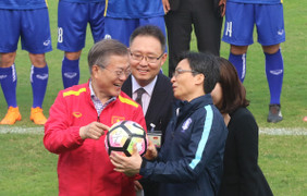 Video: Phó Thủ tướng Vũ Đức Đam sút tung lưới ngôi sao U23 Việt Nam