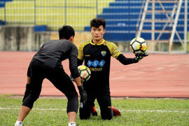 Vòng 3 V-League: Bùi Tiến Dũng mắc sai sót, HLV Miura thắng trận đầu tiên