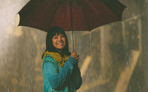 Hoàng Yến Chibi dầm mưa, vừa nhảy vừa hát nhạc phim ‘Tháng năm rực rỡ’