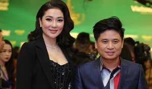 Hoa hậu Nguyễn Thị Huyền tình tứ khoác tay ca sĩ Tấn Minh trên thảm đỏ