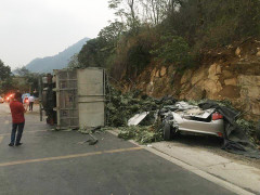 Xe tải lật nghiêng đè nát ô tô con ở Hoà Bình