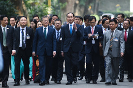 Tổng thống Hàn Quốc thăm và cho cá ăn ở khu di tích nhà sàn Bác Hồ