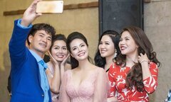 Xuân Bắc chụp ảnh 'tự sướng' bên dàn mỹ nhân trên thảm đỏ