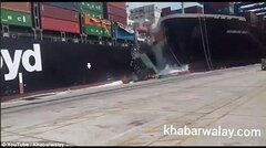 Video: 2 tàu hàng đâm nhau, hàng chục container chở ô tô rụng xuống biển