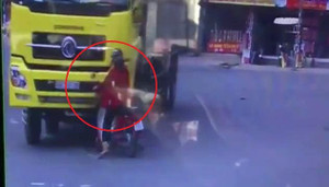 Clip: Rơi vào điểm mù, người đi xe máy bị xe tải tông trực diện