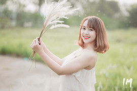 Thiếu nữ Tuyên Quang đẹp tinh khôi giữa cánh đồng lau Hà Nội