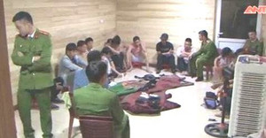 Theo chân công an phá 3 lớp cửa sắt, đột kích sới bạc dưới tầng hầm