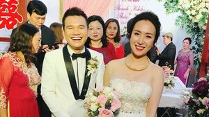 Khắc Việt rạng rỡ bên bà xã 9x xinh đẹp tại đám cưới ở quê nhà