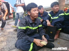 Cháy chung cư Carina: Cứu được hàng trăm người, Cảnh sát PCCC thất thần, đau đớn vì 13 người chết