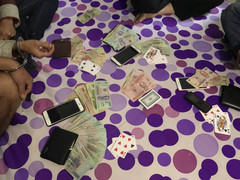 Bắt 4 con bạc sát phạt trong nhà nghỉ ở Huế