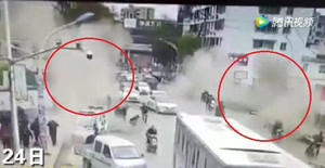 Clip: Ống thải nổ tung rung chuyển vỉa hè, 1 người chết thảm