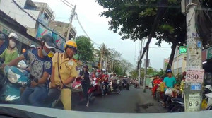 Clip: CSGT đi bộ dẫn đường cho tài xế ô tô thoát đoạn đường tắc